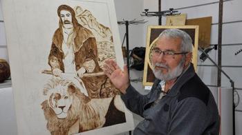 Doğadan topladığı atıkları dönüştürüp sanata çeviriyor