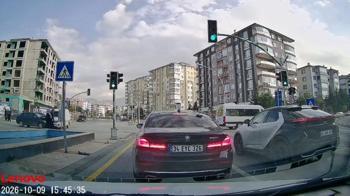 Kamyonetle otomobil çarpıştı; 2 yaya savrulan araçlardan son anda kurtuldu