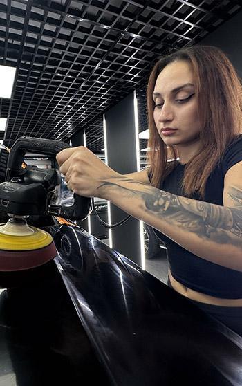 Üniversiteli Zehra, oto yıkamacıda pasta, cila ve kaplama yapıyor