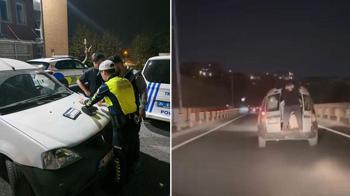 Başakşehir'de seyir halindeyken otomobil kapısından sarkan yolcu kamerada; 13 bin lira ceza yazıldı