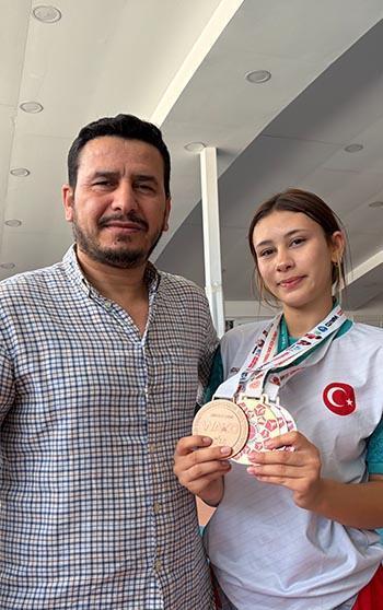 Babasının çocukluk hayalini gerçekleştirmek için başladığı kick boksta dünya 3’üncüsü oldu