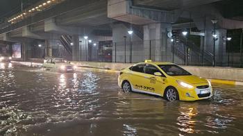 Adana'da sağanak; yollar göle döndü