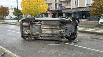 Sivas'ta hafif ticari araç devrildi: 4 yaralı