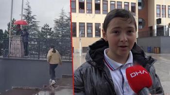 11 yaşındaki Alperen, Atatürk büstüne şemsiye tuttu: Islanmasına içim el vermedi