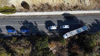 Kamyonet, karşı şeride geçen TIR'a çarpıp devrildi; 4 yaralı