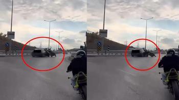 Sürücünün drift attığı otomobilin motosiklete çarptığı kaza kask kamerasında