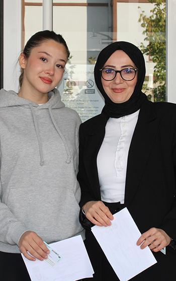 Anne ve kızı, aynı okulda KPSS'ye girdi