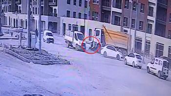Hafriyat kamyonuyla çarpışan motosikletin sürücüsünün öldüğü kaza kamerada