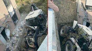 İş makinesi binaya çarpıp devrildi: operatör yaralandı