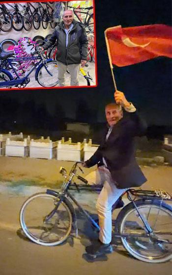 Cumhuriyet konvoyuna bisikletiyle katılan emekliye anlamlı hediye