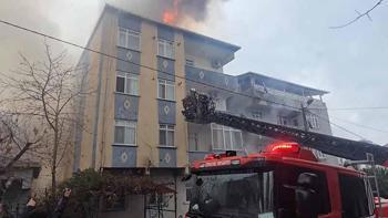 Ümraniyede 3 katlı binanın çatısında çıkan yangın 2 binaya sıçradı: 4 yaralı