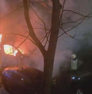 Beylikdüzünde seyir halindeki servis minibüsü alev alev yandı