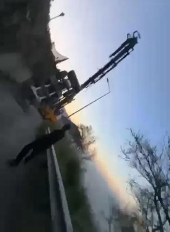 Vinçle taşınan kepçe, halat kopunca 5 metreden düştü; o anlar kamerada