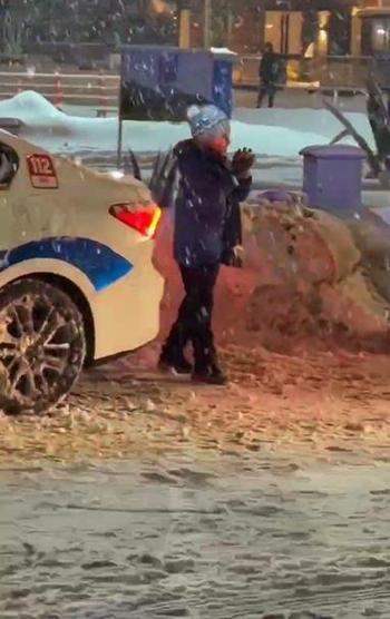 Mardin’de trafik polisleri, çocuklarla kar topu oynadı