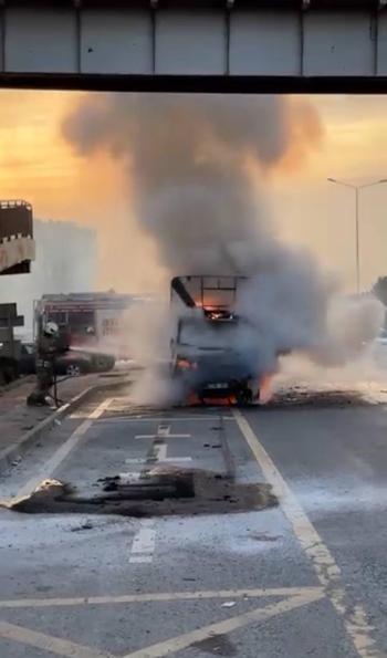 Büyükçekmecede alev alev yanan kamyonet metal yığınına döndü