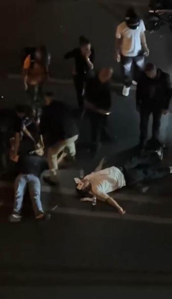 Beşiktaş’ta ters yönden gelen motosikletle kafa kafaya çarpıştı: 2’si ağır 3 yaralı; kaza kamerada