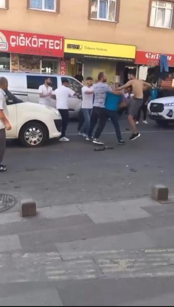 Pendikte trafikte tekme tokat yol verme kavgası kamerada