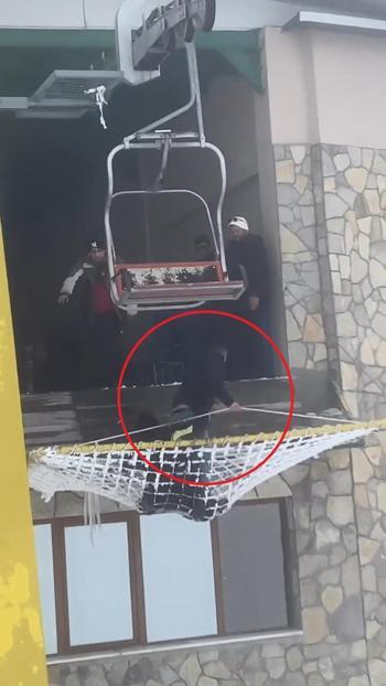Uludağda telesiyejden sarkan tatilci kamerada