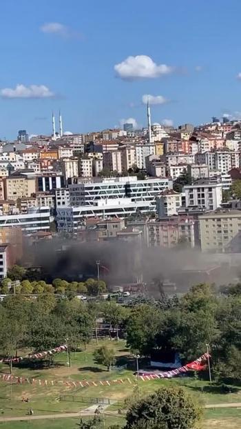 Kağıthane’de iş yerinde yangın; dumandan etkilenen 3 kişi hastaneye kaldırıldı
