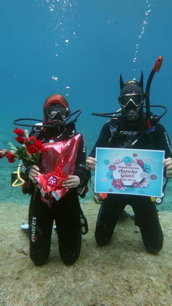 Fethiyede dalgıçlardan 5 metre derinlikte Anneler Günü mesajı