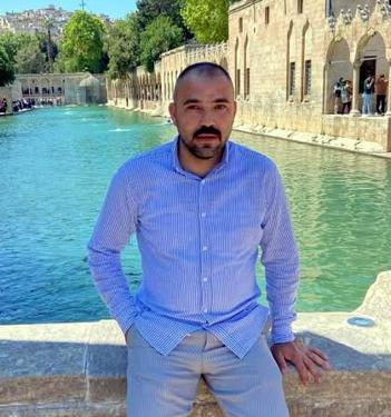 Arkasından yaklaştığı husumetlisini bıçaklayarak öldürdü; cinayet kamerada