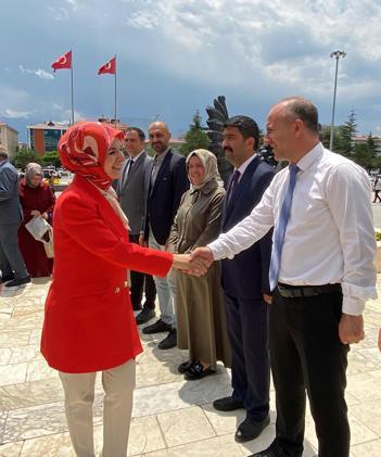 Bakan Göktaş, kadın kooperatifinde hamur açtı