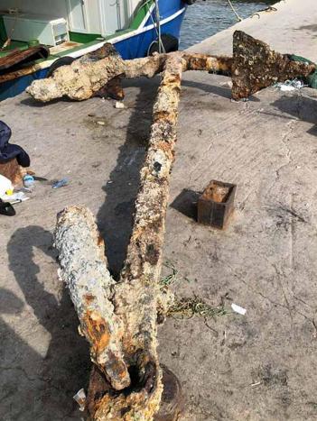 Çanakkale’de balıkçıların ağına 3 tonluk çapa takıldı