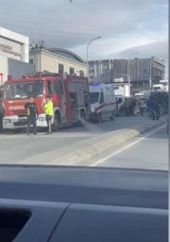 Bağcılarda çekici park halindeki TIRa çarptı: 2 yaralı