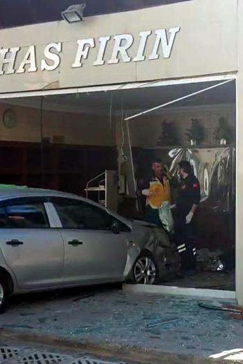 Edirne’de otomobil ekmek fırınına daldı: 4 yaralı