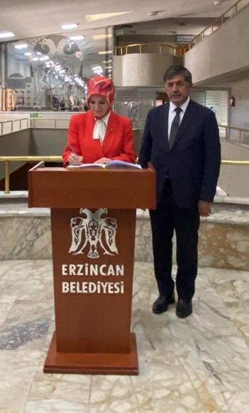 Bakan Göktaş, kadın kooperatifinde hamur açtı