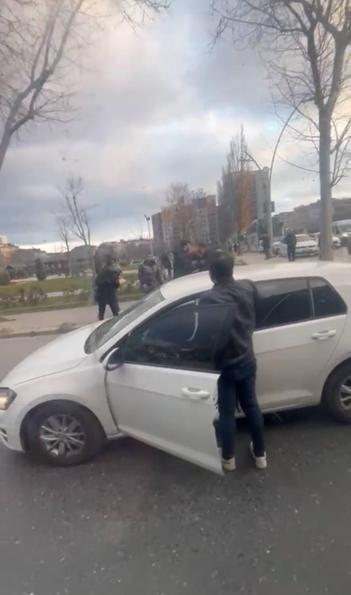 Sultangazi’de kemerli yumruklu trafik kavgası kamerada