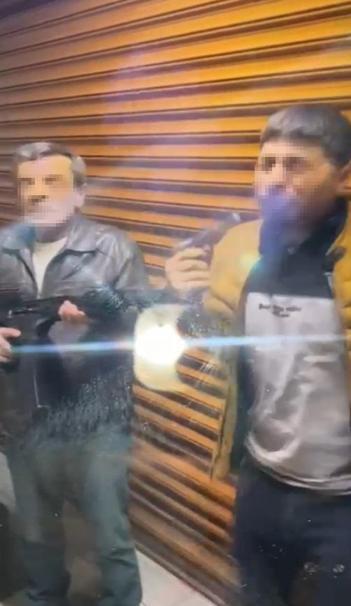 İki arkadaşı ile şakalaşırken kazara kendisini boynundan vurdu; o anlar kamerada