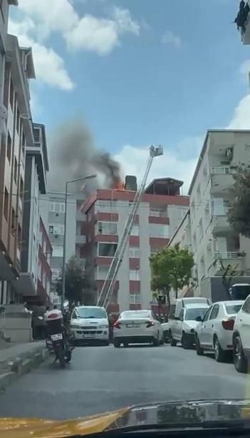 Bağcılarda binanın çatısında yangın