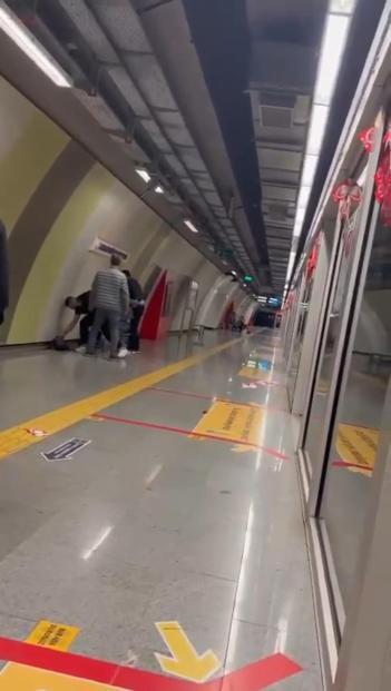 Gaziosmanpaşada metroya asılan Türk bayraklarını yırtan şüpheli tutuklandı