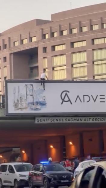 Şişli’de üst geçide çıktı müzakereci polis tarafından ikna edilerek aşağı indirildi