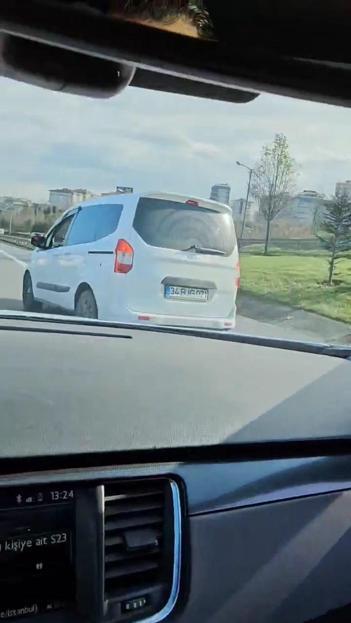 TEM Otoyolunda öfkeli sürücü yolunu kestiği otomobilin camını yumrukladı