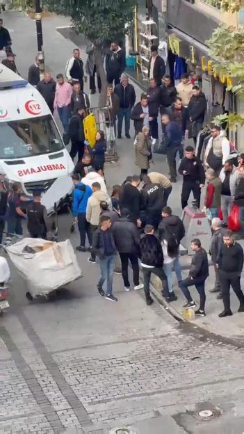 Fatihte yolun karşısına geçen çocuğa motosiklet çarpıp kaçtı; kaza kamerada