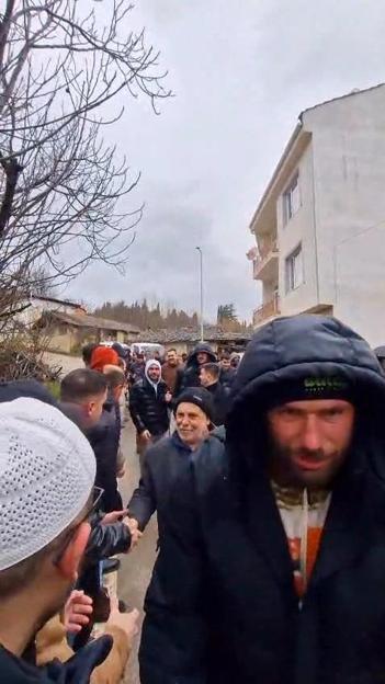 60 yıllık mahalle geleneği; bayramlaşma kuyruğu 1 kilometreyi buldu