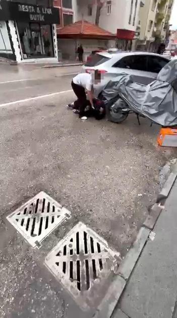 Kız öğrenci, tartıştığı akranını yere yatırıp ayağıyla yüzüne bastı