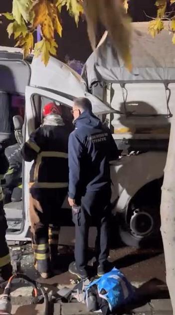 İşçileri taşıyan minibüs, TIRa arkadan çarptı: 9 yaralı