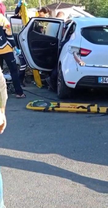 Başakşehirde kazada otomobile saplanan demir sürücünün bacağını delip aracın arkasından çıktı