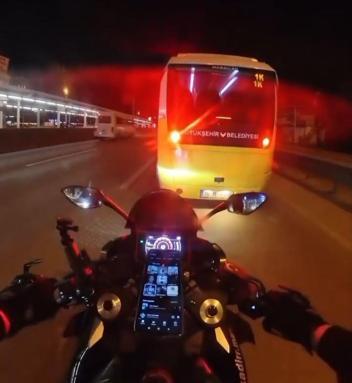 Allahım sana geliyorum diyen motosikletlinin kaza yaptığı anlar kamerada