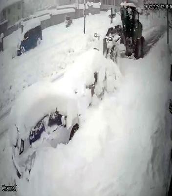 İş makinesinin yol temizliği sırasında kara gömülen otomobile çarptığı kaza kamerada