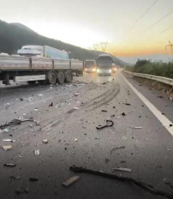 TIR, arıza nedeniyle emniyet şeridinde duran TIRa çarptı; 2 şoför öldü