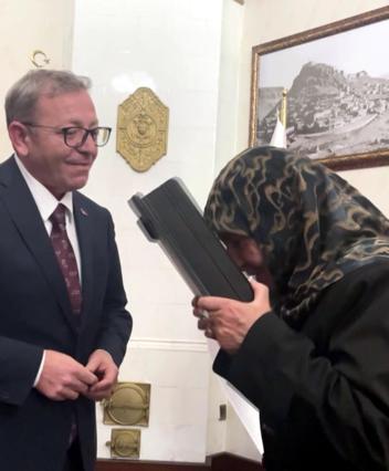 Makam aracındaki bayrağı öptü, Vali Polat bayrak hediye etti