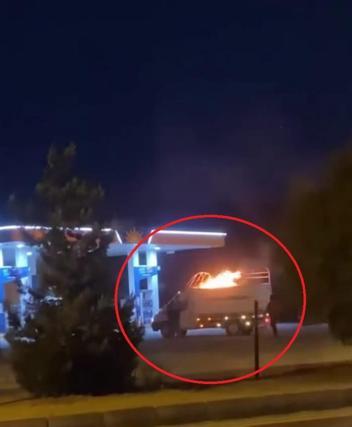 Alev alan kamyonet, girdiği akaryakıt istasyonunda söndürüldü