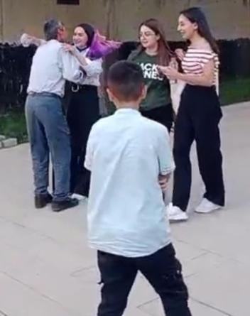 Babasının sınav çıkışı çiçeklerle karşıladığı Çimen, üniversiteyi kazandı