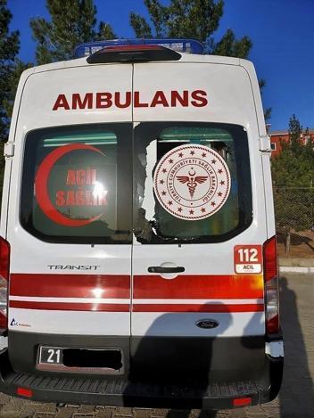 Ölen hastanın yakınları sağlık çalışanlarına saldırdı; polisin belinden alınmaya çalışılan tabanca ateş aldı