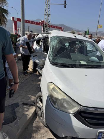 Düğüne gidenleri taşıyan otomobil ile çekici çarpıştı; 3 ölü, 2 yaralı