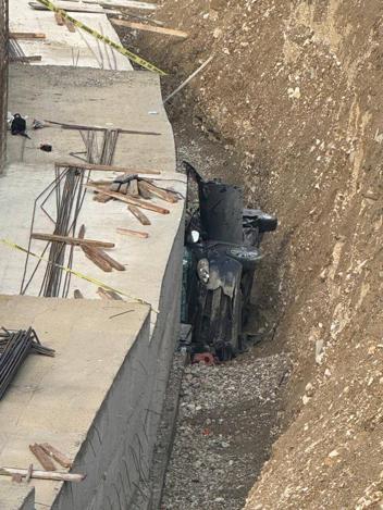 Yol genişletme çalışması yapılan alana uçan otomobildeki 3 kişi öldü